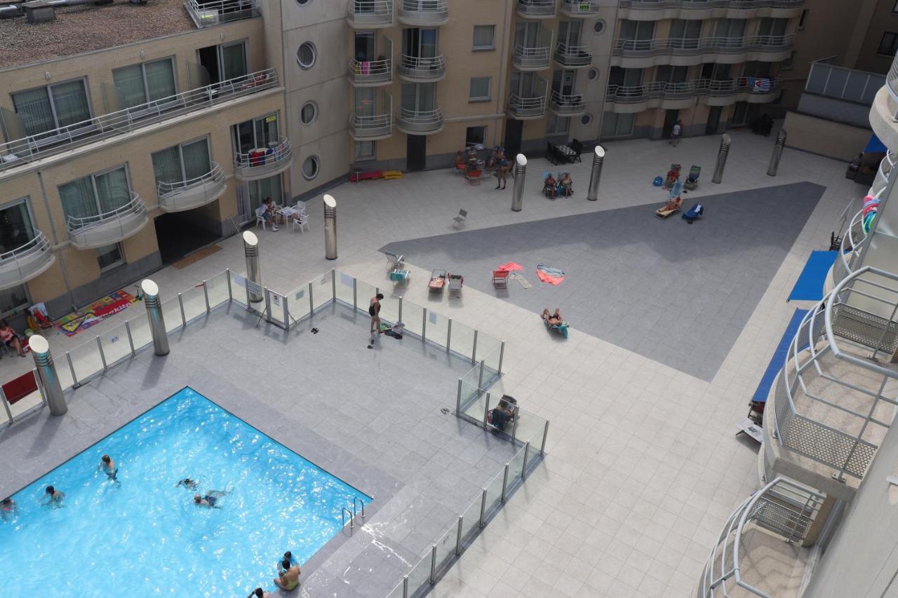 Appartement Met Zeezicht En Verwarmd Zwembad Oostende Eksteriør billede