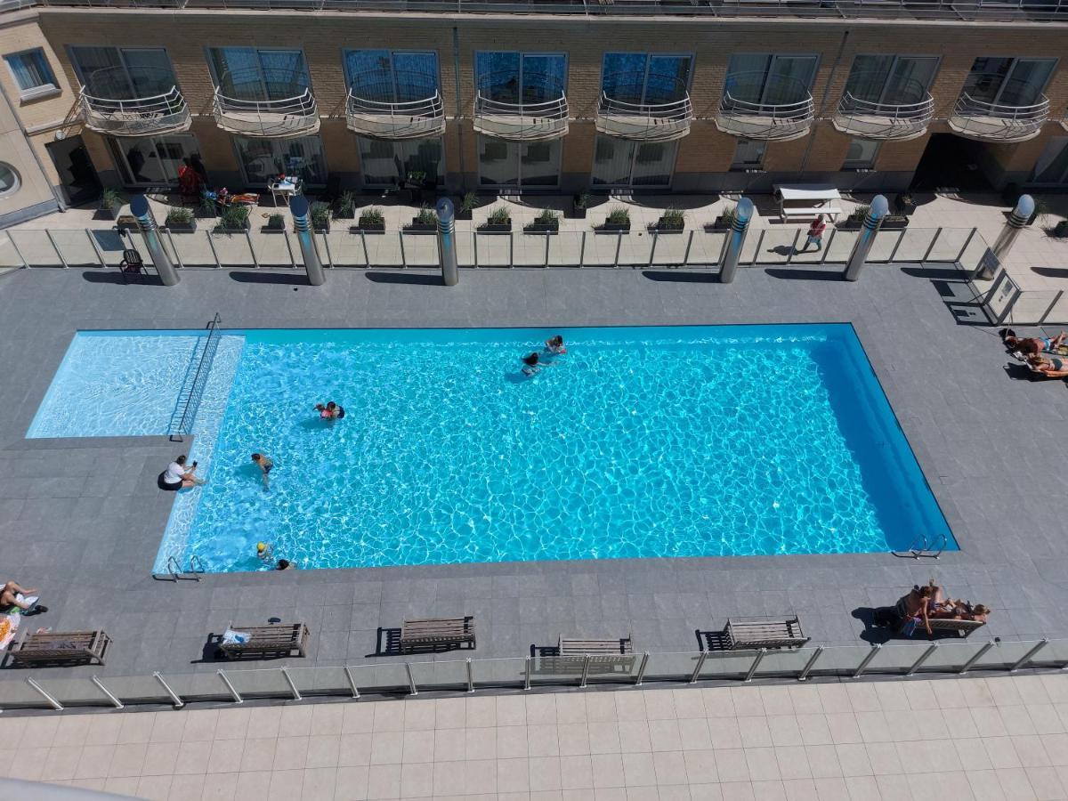 Appartement Met Zeezicht En Verwarmd Zwembad Oostende Eksteriør billede